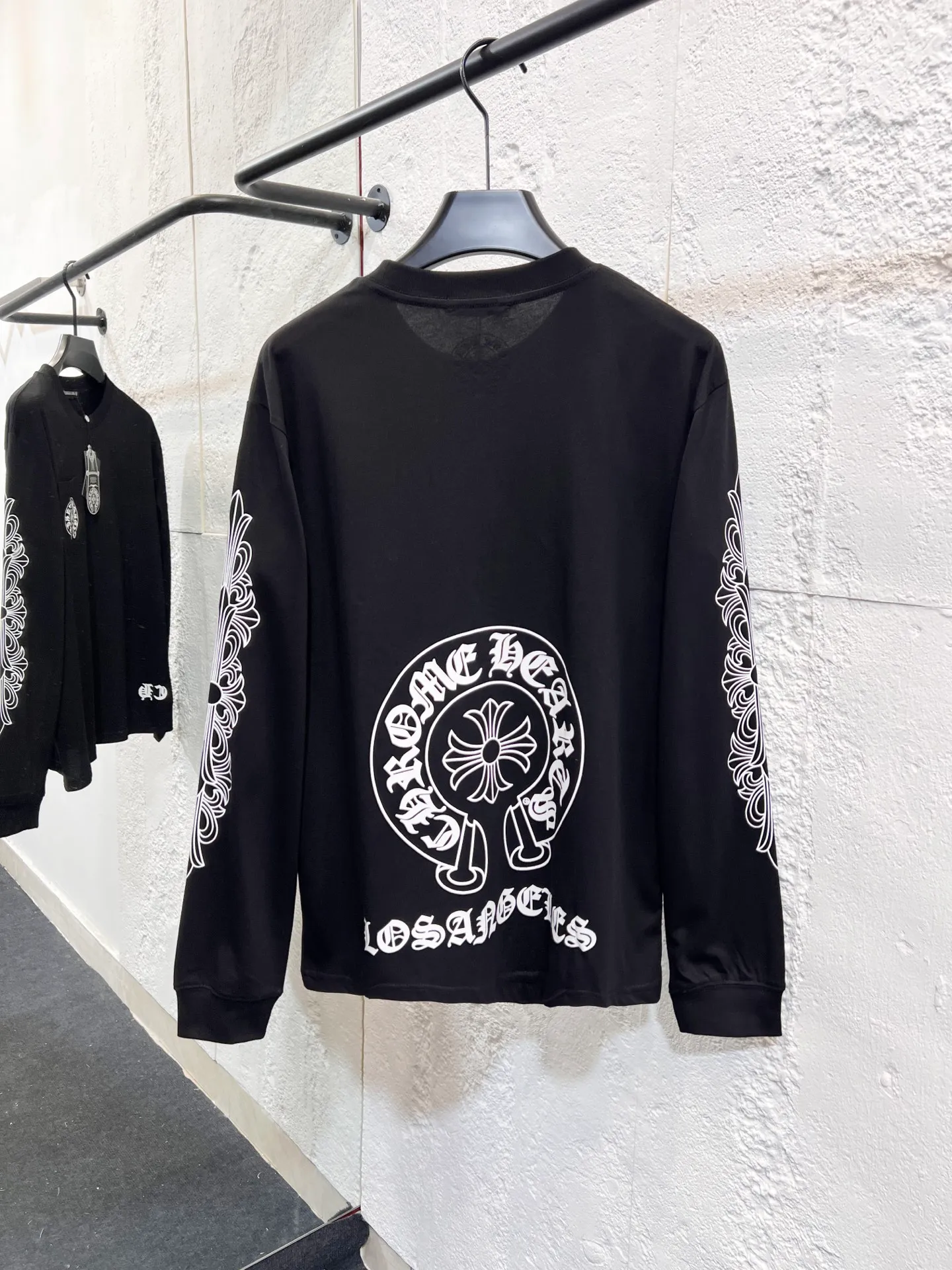 🅿️190 Style Number: T66 ChromeHearts-CH ChromeHearts City Limited Cross Sanskrit Printed Long Sleeve SIZE #s m l xl Length 69 71 73 74 Bust 106 110 114 118 Sleeve Length 64 65 66 67